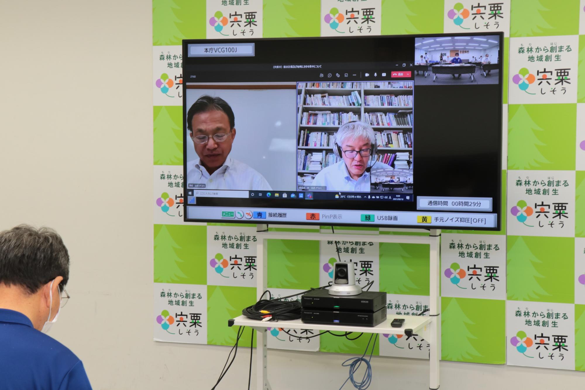 ウェブを介して市長に答申する林昌彦委員長(右)