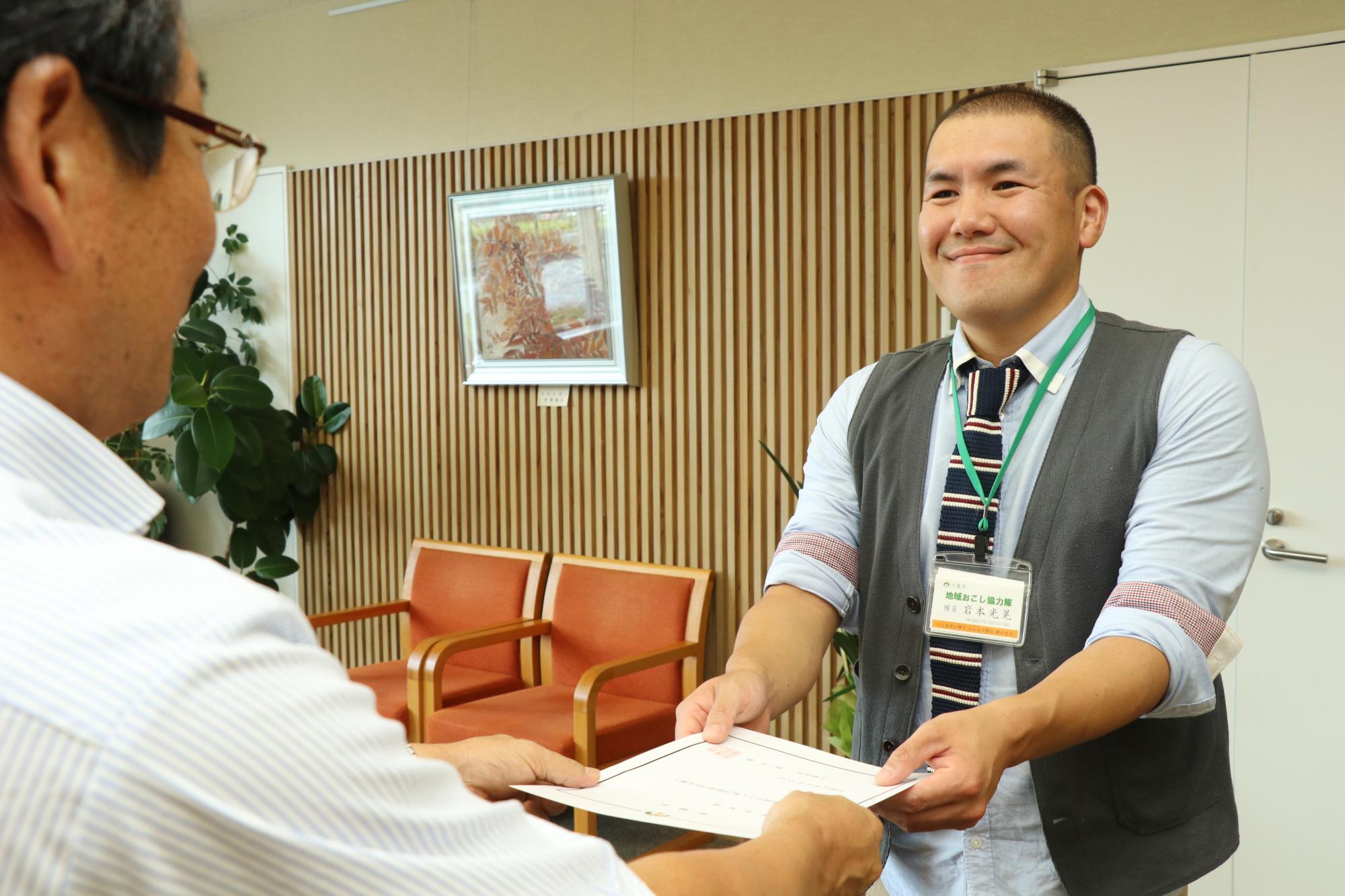 市長から解嘱状を受け取る岩本さんの写真