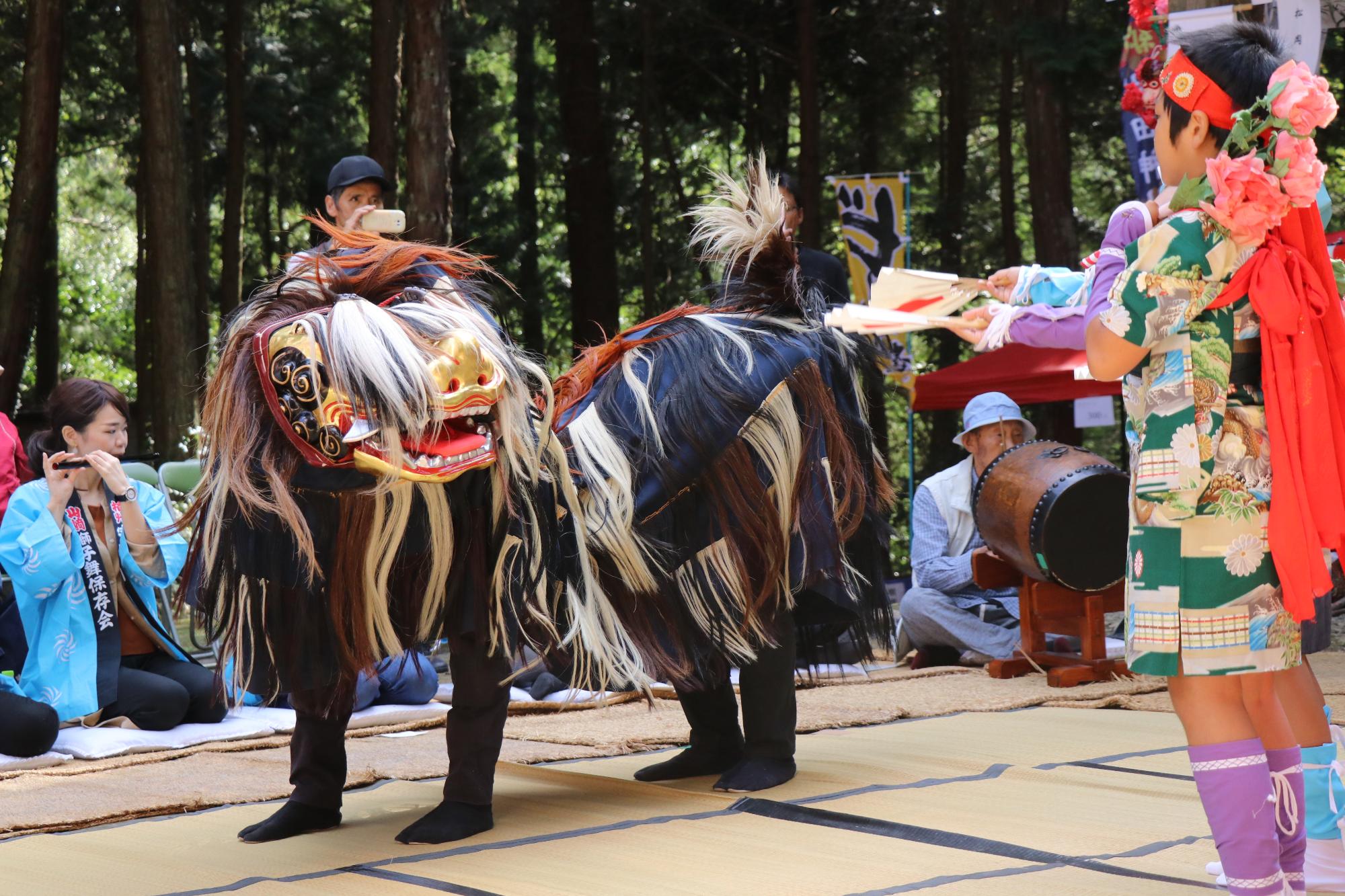 冨士川さんが操る獅子舞の写真