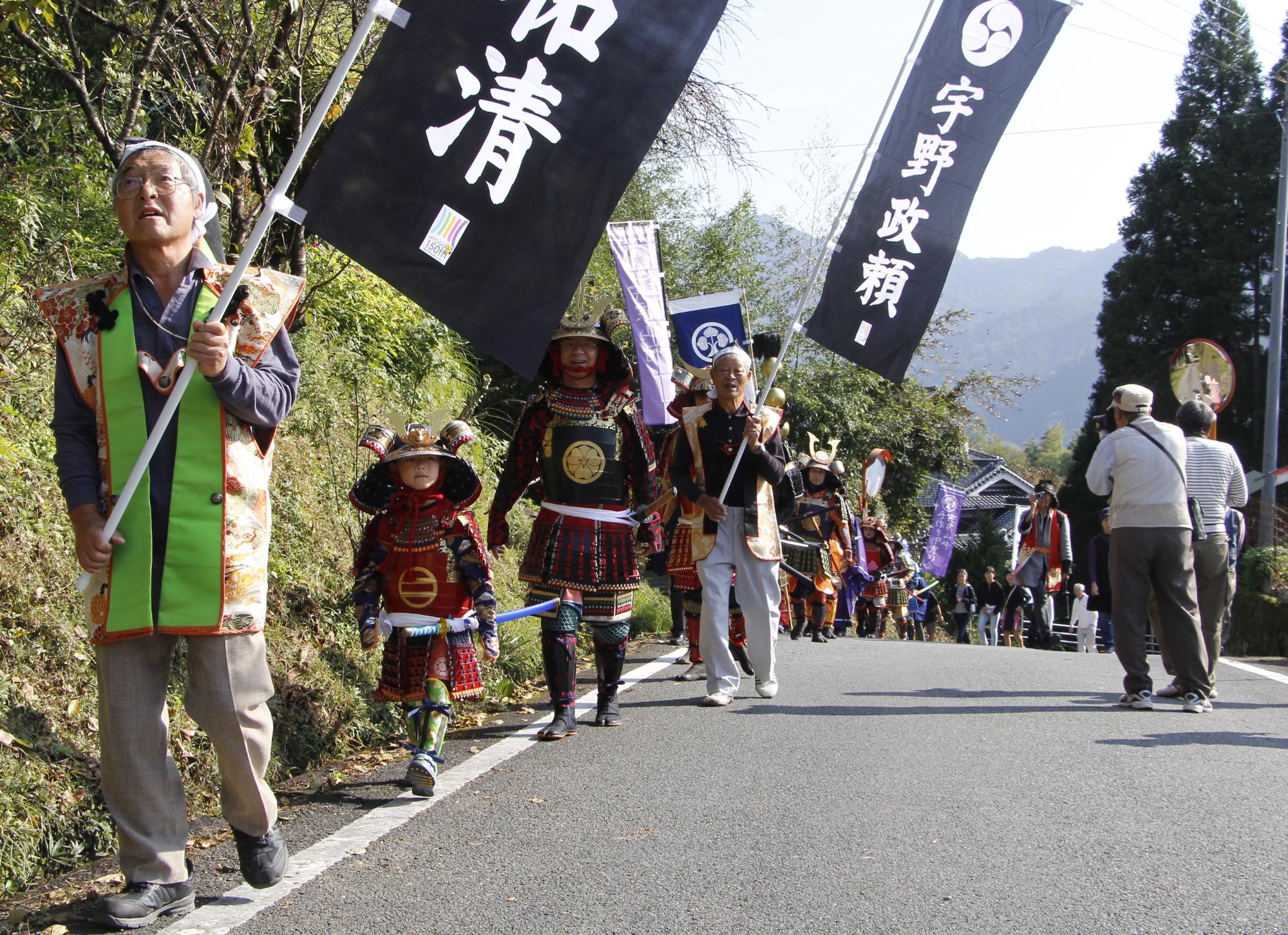 長水城まつりで甲冑を着た人ら約30人が練り歩いている写真