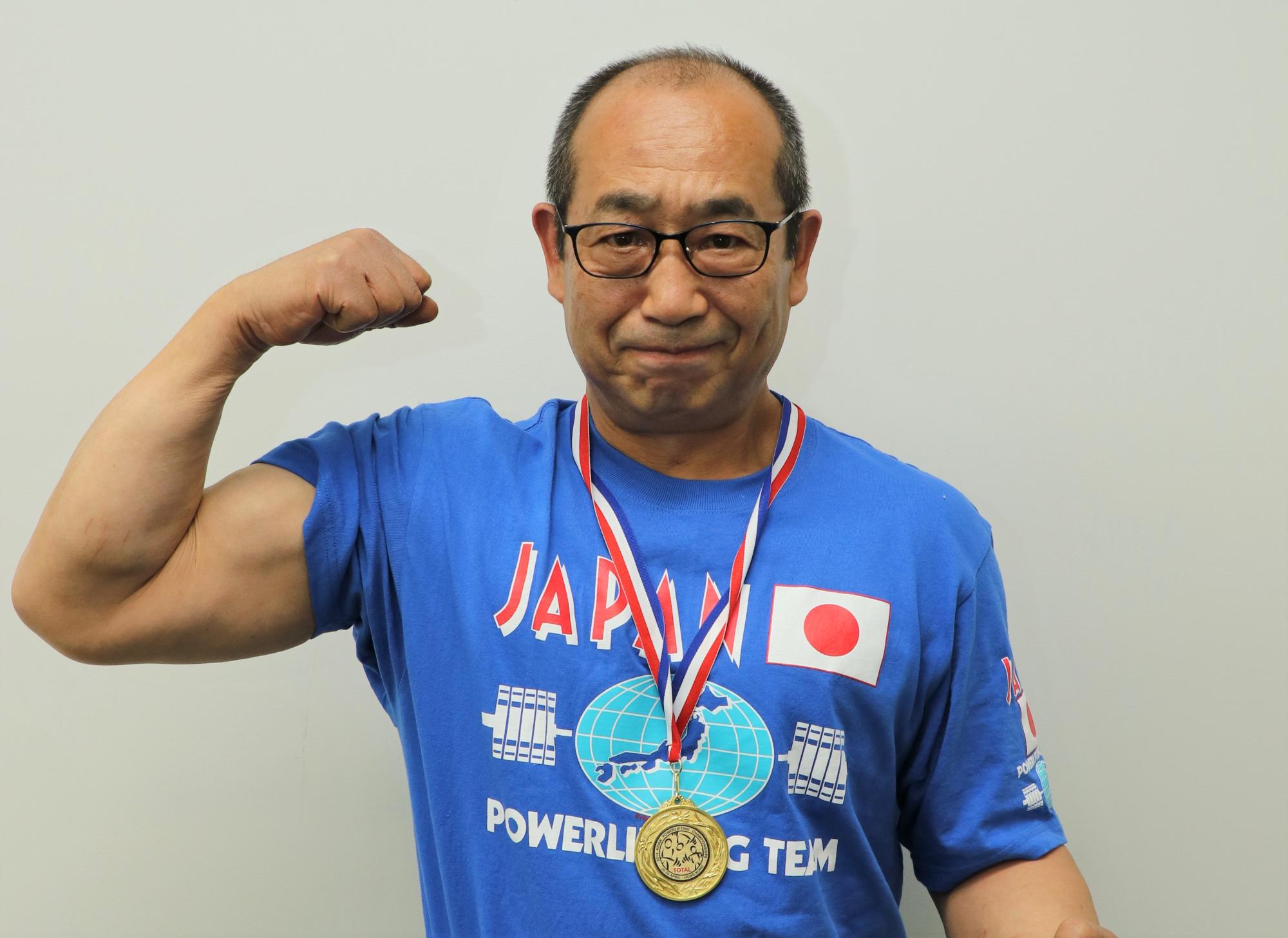 水色の日本代表のTシャツを着た伊藤さんが右手の力こぶしのガッツポーズで写っている写真