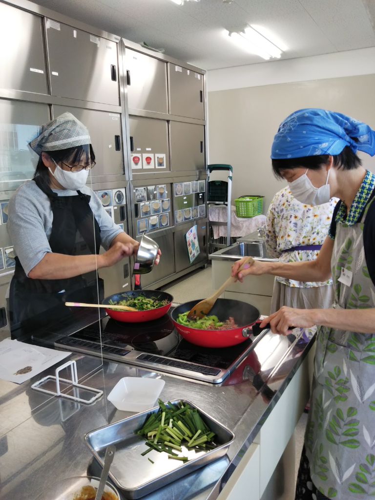 フライパンにゴーヤとひき肉を入れて炒めている写真