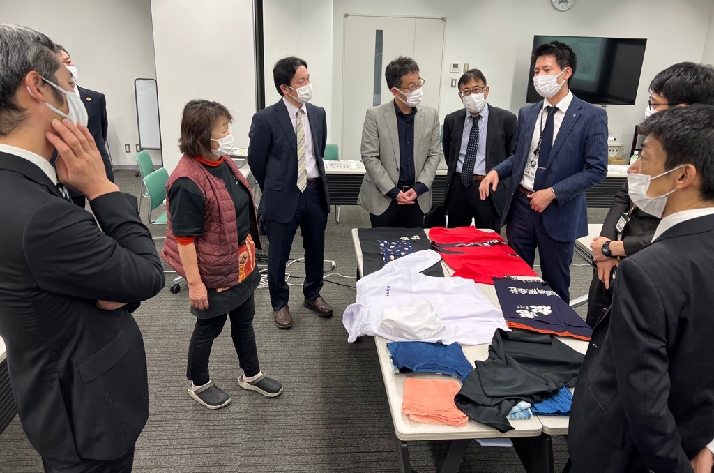 令和4年11月18日 小林製薬との連携協定の報道発表後に開催されたキックオフミーティングで関係者が集まって話し合いをしている写真