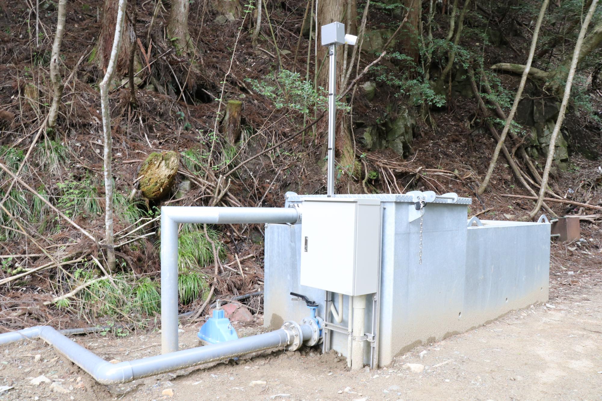 千種町黒土地区にできた「黒土川小水力発電所」の取水口付近にあるヘッドタンク（沈砂池）の写真