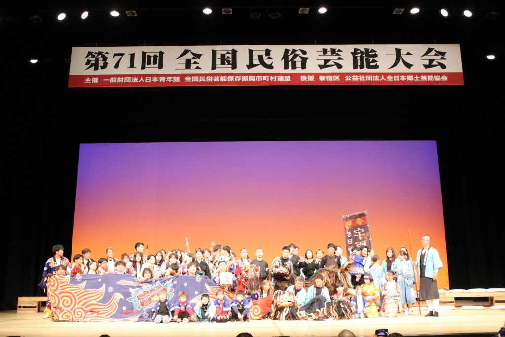 出演団体のメンバーがステージ上に集まった記念写真