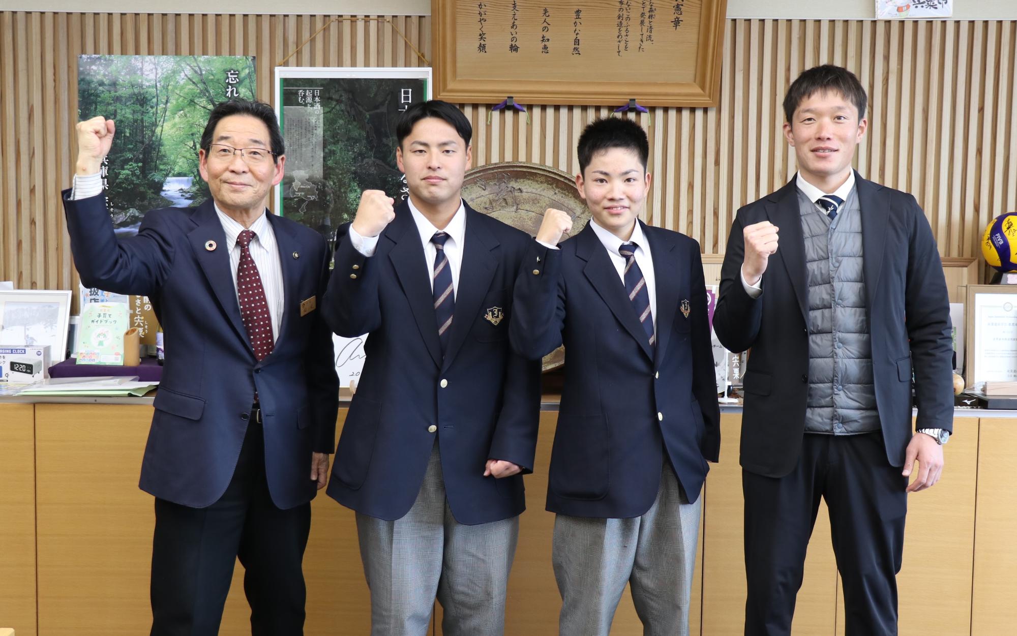 谷口虎駕さんと谷口澪鳳さん、福元市長、コーチが市長室で横に並び、ガッツポーズしている写真