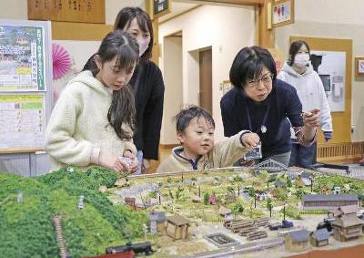 広報4月号:はがてらすであった「トロッコ列車運転会」で子どもたちが列車を見ている写真