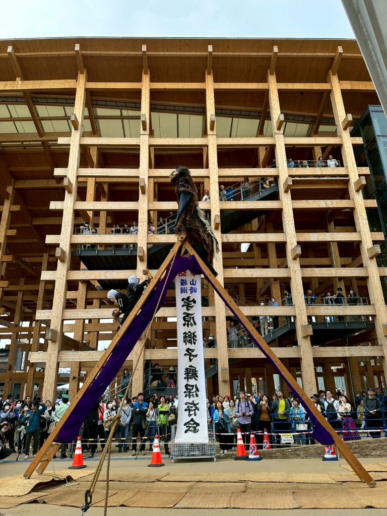 宇原獅子舞が大阪・関西万博の大屋根リング前のステージで宇原獅子舞の梯子獅子を披露している写真