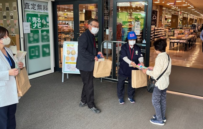 民生委員が活動をPRするためティッシュ配りする様子