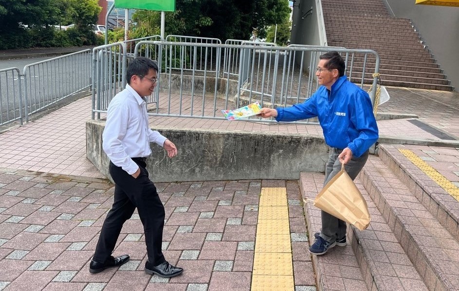 民生委員が活動をPRするためティッシュ配りする様子