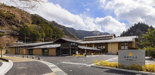 波賀市民協働センター「はがてらす」の建物全体をはがてらす入り口側から撮影した写真