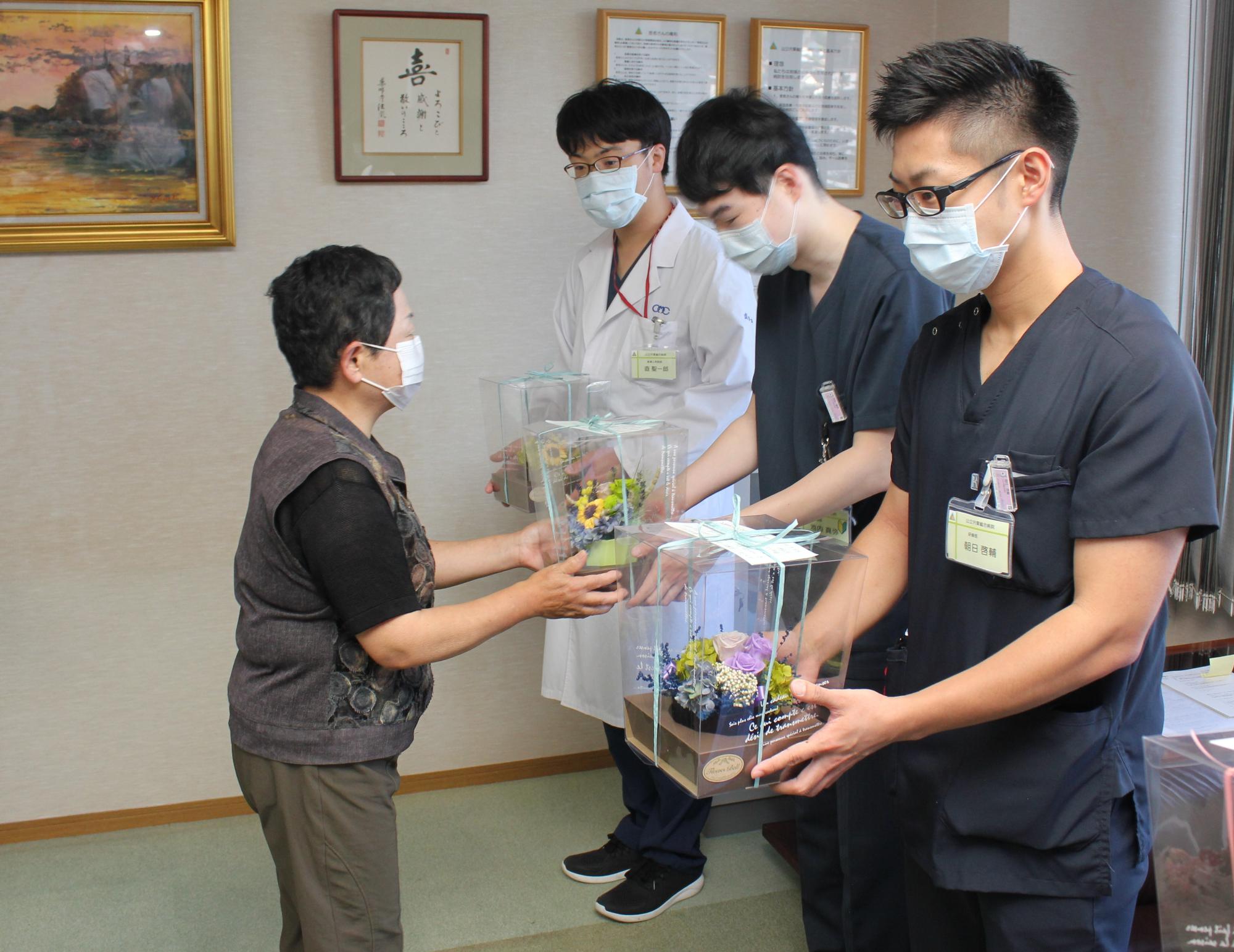 着任医師に半束贈呈