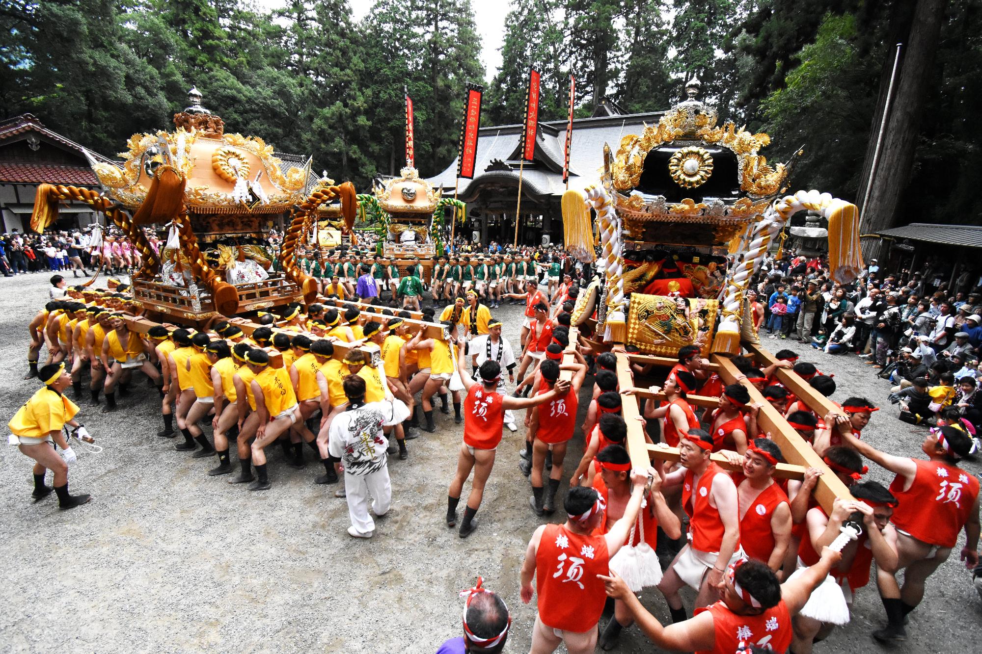 伊和神社の境内で屋台が練り合わせをしている写真