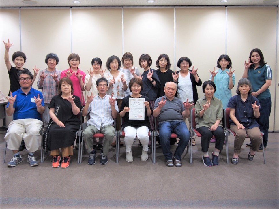 ニッセイ財団生き生きシニア顕彰を受賞された宍粟手話サークル連絡会の皆さん