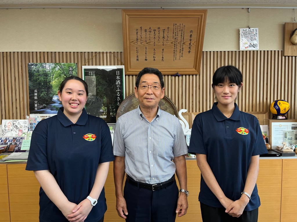 市内の企業でインターンに取り組む学生と市長