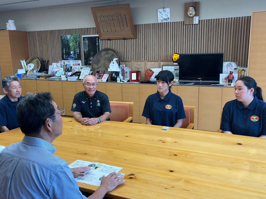 市長と懇談するインターン生と受け入れ企業の担当者ら