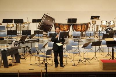宍粟市吹奏楽団定期演奏会で参加者の前に立ち話す市長の写真