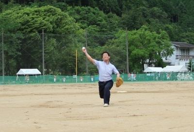始球式で投手をつとめる市長の写真