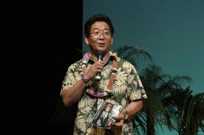 ハリマハワイアンフェスティバルでアロハシャツ姿で参加者の前に立ち話す市長の写真