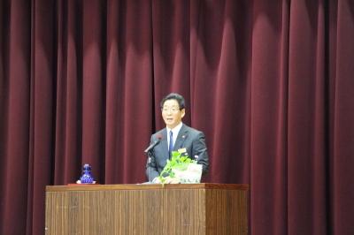 山崎東中学校において講演する市長の写真