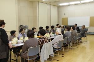 「本鹿沢シニアクラブふれあい」の集まりに出席する市長の写真