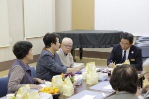 「本鹿沢シニアクラブふれあい」の集まりで参加者と懇親する市長の写真