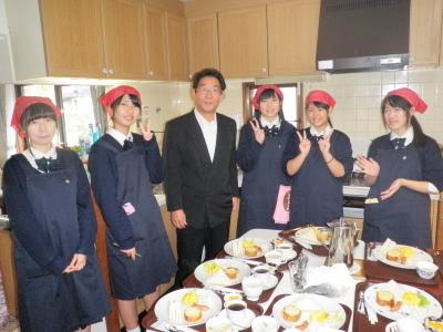 高校生レストランで学生と一緒に記念撮影をする市長の写真