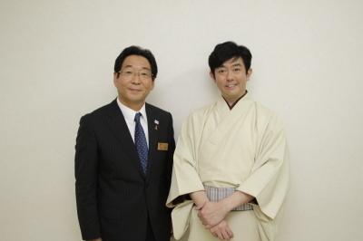 やまさき文化大学講座で金谷俊一郎先生と記念撮影をする市長の写真