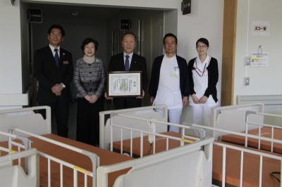 公立宍粟総合病院に寄贈したベッドと職員、安黒嘉宣氏と一緒に記念撮影をする市長の写真