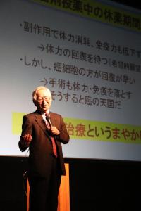 教育研究大会で講演する崇城大学栄誉教授前田浩先生の写真