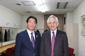 崇城大学栄誉教授前田浩先生と記念撮影をする市長の写真