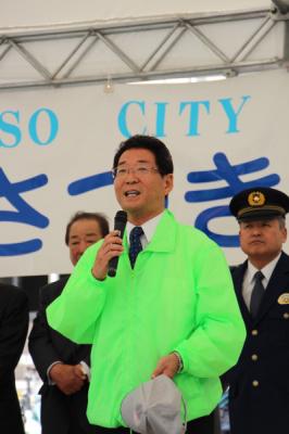 第11回宍粟市さつきマラソン大会で参加者の前に立ち話す市長の写真
