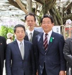 黒田長高氏と記念撮影をする市長の写真