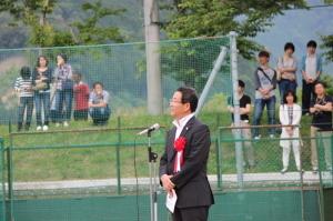 リトルリーグ開会式で参加者の前に立ち話す市長の写真