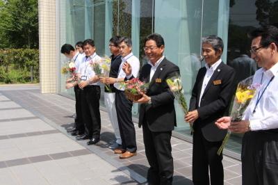 聖旨保育園花の日訪問で花を手に談笑する市長の写真
