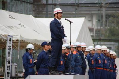 宍粟市総合防災訓練で参加者の前に立ち話す市長の写真