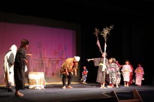 こんぴら会館芸能祭で舞台上で演じられている劇の写真