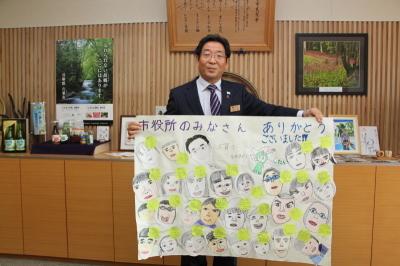 波賀小学校4年生から贈られたふるさと宍粟探検隊の感想メッセージを手に記念撮影をする市長の写真
