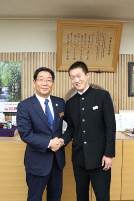 山崎南中谷口君と記念撮影をする市長の写真