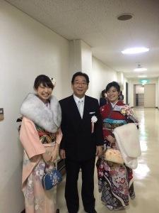 新成人と記念撮影をする市長の写真