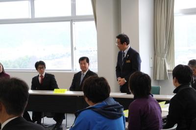 兵庫県議会総務常任委員会との意見交換会で参加者の前に立ち話す市長の写真