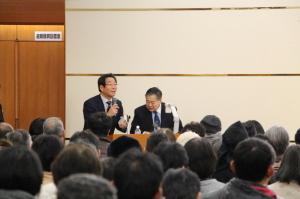 小泉氏講演会で参加者の前に立ち話す市長の写真