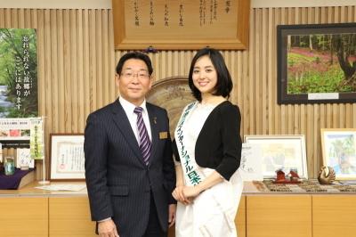 福井千聖さんと記念撮影をする市長の写真