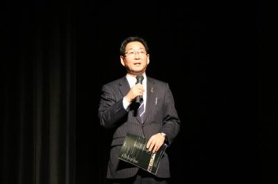 宍粟和太鼓フェスティバルで参加者の前に立ち話す市長の写真