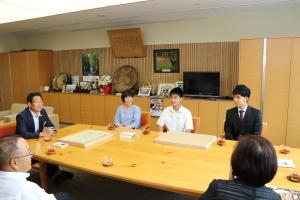 森脇康太くんが市長室で職員らと会話をすしている写真