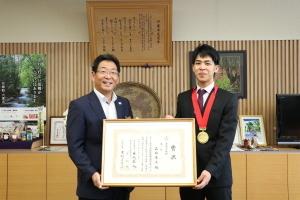 技能オリンピック出場決定の森脇康太くんと市長が賞状を手にしている記念写真
