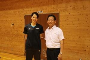 体育館で市長が迫田さおりさんと一緒に写る記念写真