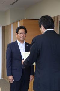 兵庫県交通安全対策委員会会長から表彰される市長の写真