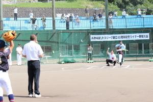 始球式でマウンドに立つ教育長とボールを投げ返そうとしている捕手の市長の写真