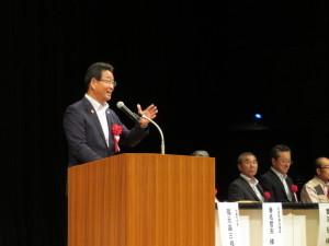 山崎地区敬老会のステージ上で挨拶をする市長の写真